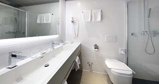 Hotel City Locarno Superior double room bathroom